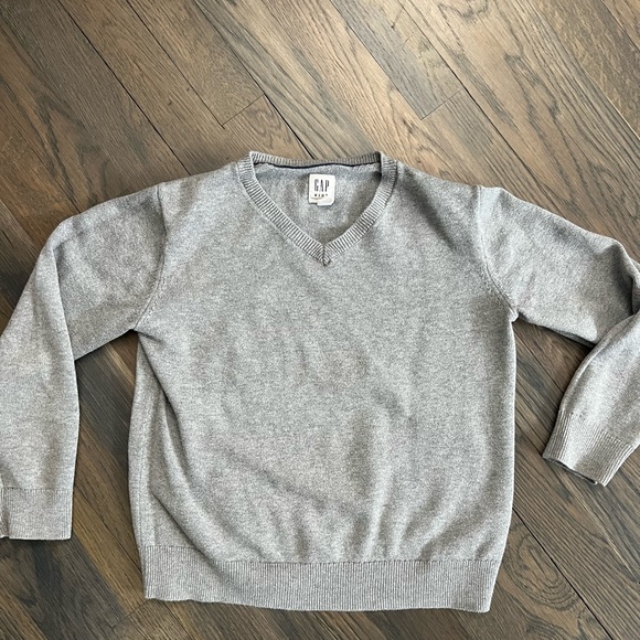 5/$20 Beautiful gray sweater by Gap, size M - Picture 2 of 4